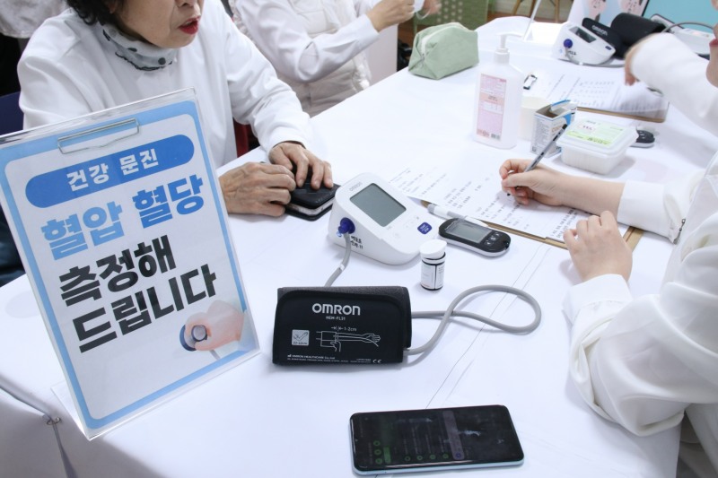 지난달 29일 신천지 영등포교회에서 중장년 여성 성도 대상으로 ‘건강 증진 캠페인’이 진행된 가운데 한 의료진이 문진표 작성을 돕고 있다. / 사진 제공 = 신천지 영등포교회