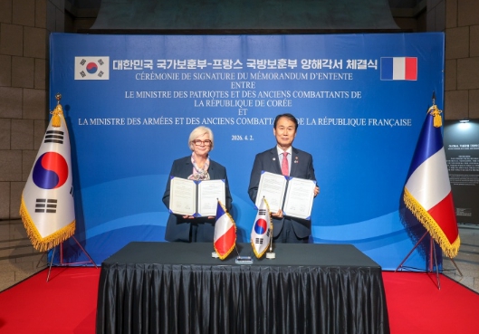 권오을 국가보훈부 장관이 2일 오후 서울시 용산구 전쟁기념관에서 열린 대한민국 국가보훈부-프랑스 국방보훈부 양해각서 체결식에 참석하여 카트린 보트랭 프랑스 국방보훈부 장관과 함께 협약서에 서명후 기념촬영을 하고 있다./국가보훈부