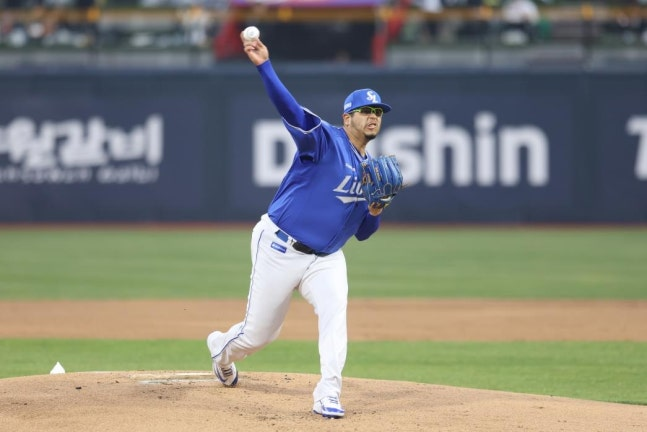 역투하는 삼성 후라도 / 사진=삼성 라이온즈 제공