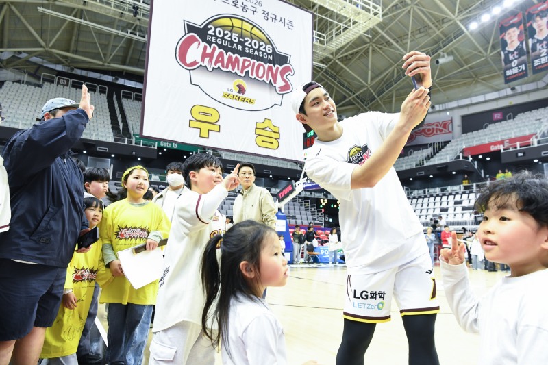 우승 확정하고 팬들과 기념촬영하는 유기상. / 사진=연합뉴스