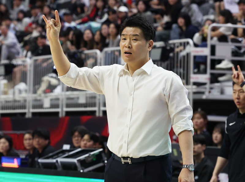 작전 지시하는 조상현 감독. / 사진=연합뉴스