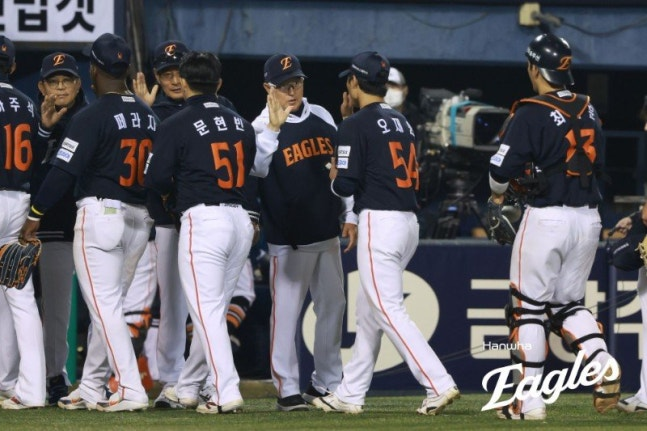 승리한 한화 선수들