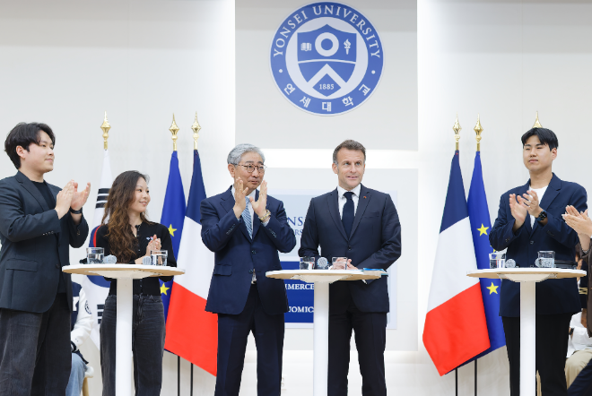 (왼쪽부터) 연세대 일반대학원 글로벌융합공학과 이성민, 일반대학원 정치학과 조은빈 학생, 윤동섭 총장, 에마뉘엘 마크롱(Emmanuel Macron) 프랑스 대통령, 조영재 정치외교학과 학생. (사진제공=연세대)
