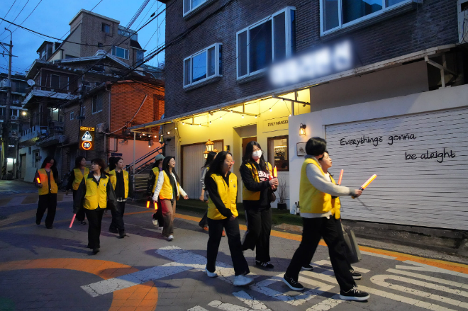 성신여대가 안전한 캠퍼스 조성을 위해 운영 중인 ‘Bright 성북 순찰대’ 봉사단이 지난 1일, 성북구에 소재한 성신여대 수정캠퍼스 일대에서 야간 순찰을 하고 있다. (사진제공=성신여대)