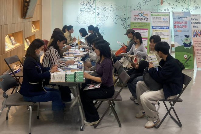 한동대-포항고용센터, '청년고용정책 한마당' 현장 상담 모습. (사진제공=한동대)