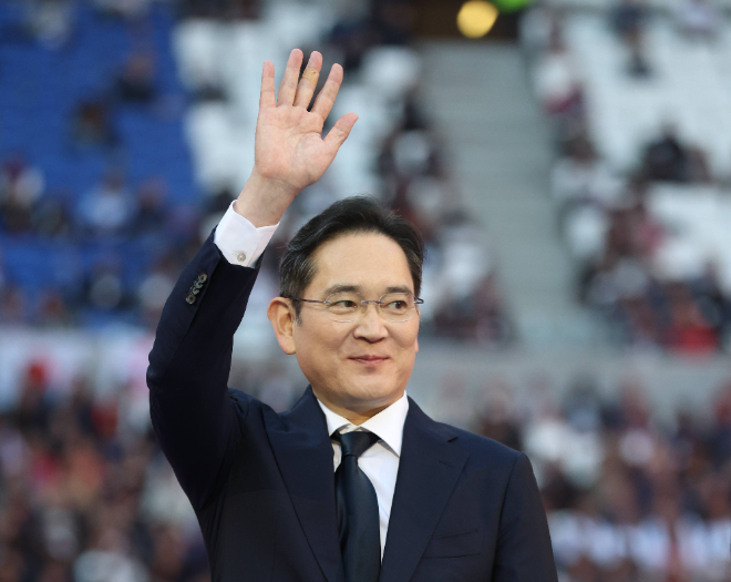 이재용 삼성전자 회장이 2024년 9월 15일(현지시간) 프랑스 리옹 소재 그루파마 스타디움(Groupama Stadium)에서 열린 ‘2024 리옹 국제기능올림픽’ 폐회식에 참석해 관객들에게 인사하고 있다. 사진= 삼성전자