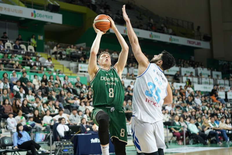 DB 헨리 엘런슨(8번)의 슛. / 사진=연합뉴스