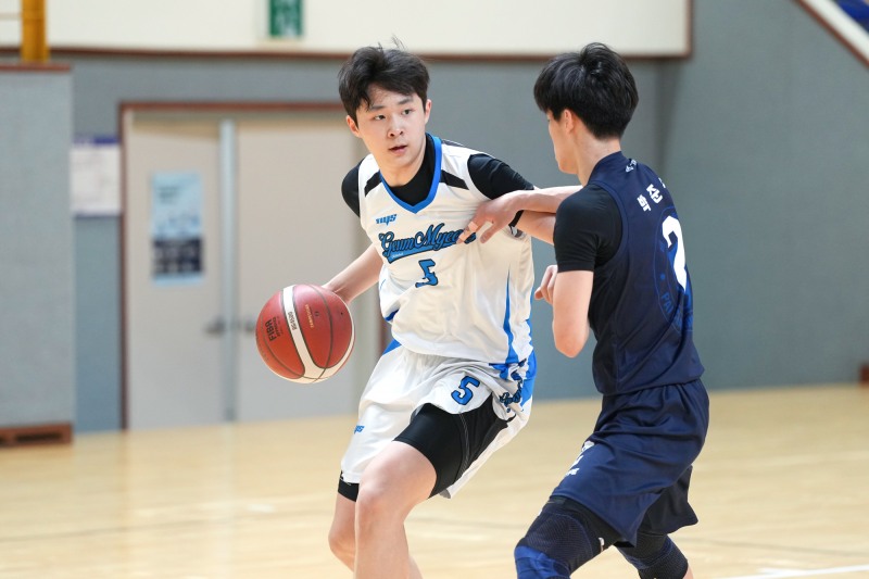 4일 금명중 엄원준(왼쪽)이 배재중 박준수의 마크를 따돌리고 있다. 사진=한국중고농구연맹 제공