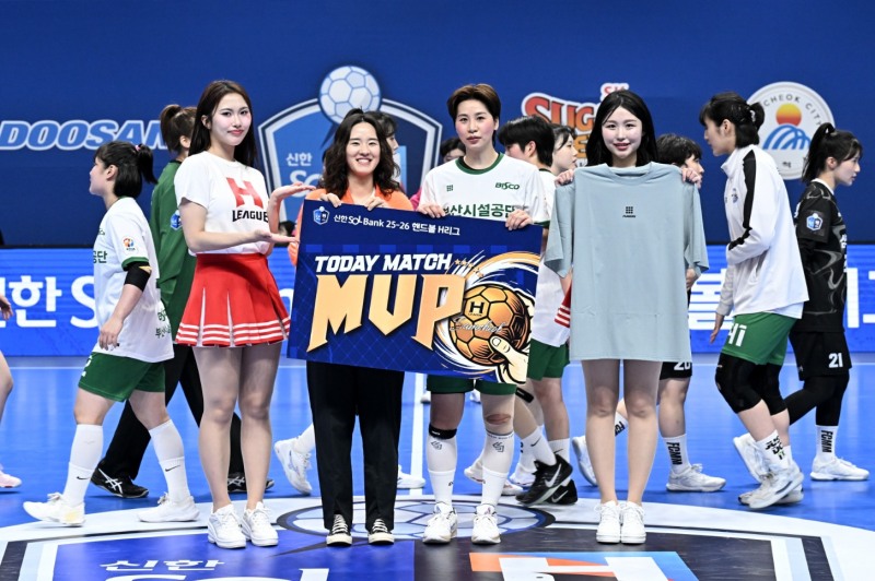 리그 1천500호 골을 넣은 부산시설공단 권한나(오른쪽에서 두 번째). / 사진=연합뉴스