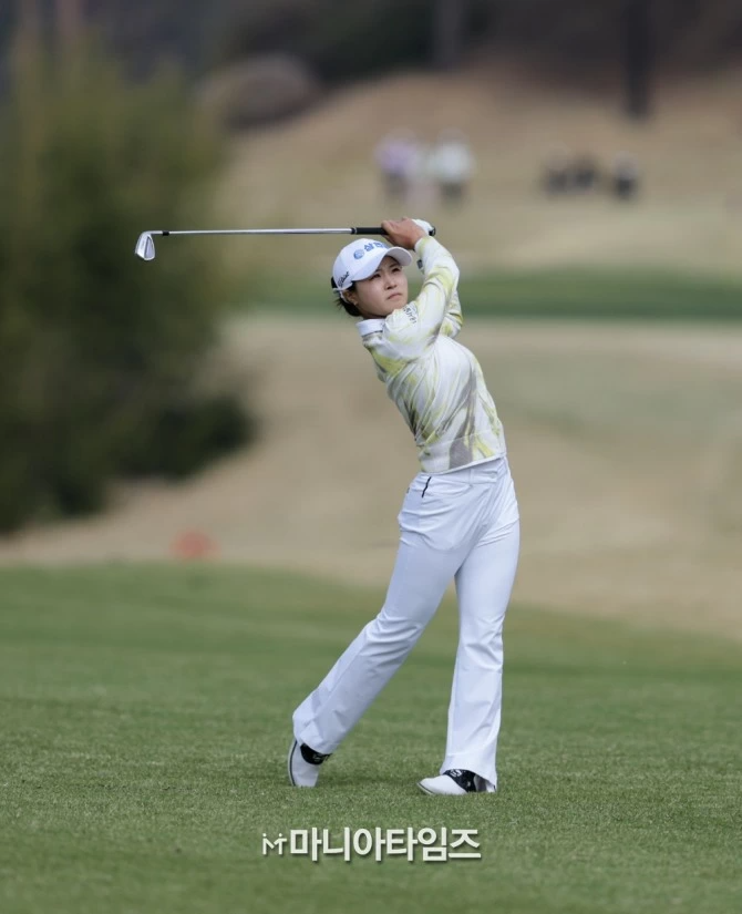 고지원의 아이언샷 모습. /손진현 기자