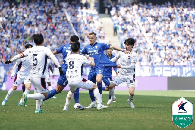 수원과 충북청주 선수들. / 사진=한국프로축구연맹 제공