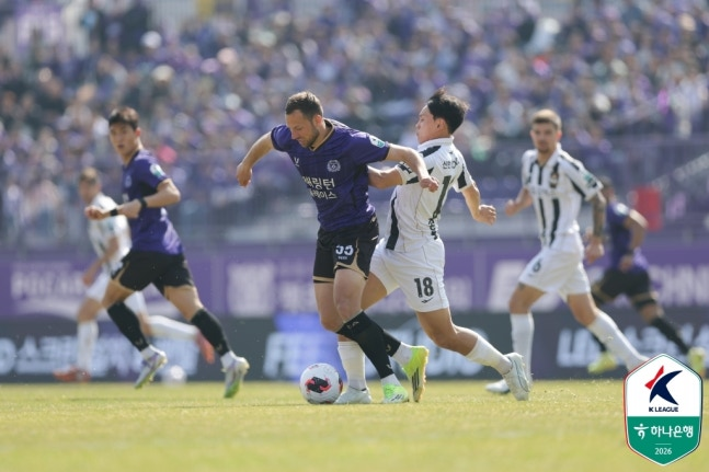 볼을 다투는 양팀 선수들 / 사진=한국프로축구연맹 제공