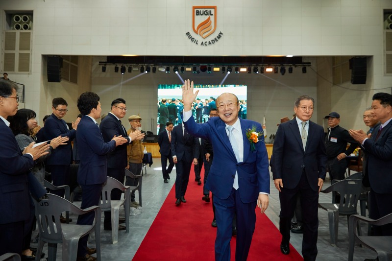 한화 김승연 회장이 북일고 개교 50주년 기념 행사에 참석해 인사하고 있다./한화