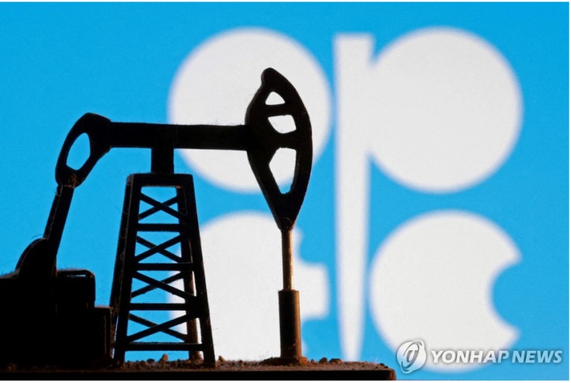 러시아를 포함한 석유수출국협의체(OPEC+) 8개 회원국들은 다음달부터 하루 20만6천배럴 증산키로 결정했다고 블룸버그통신이 5일(현지시간) 보도했다. 사진=로이터통신, 연합뉴스