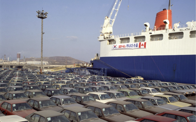 1983년 11월 현대자동차의 캐나다 수출용 포니2 승용차가 자동차운반선에 선적하기 위해 대기하고 있다. 사진= HMM 50년사