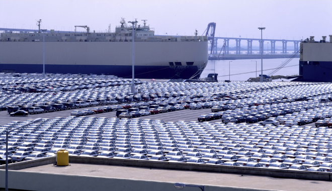 울산 현대자동차 공장 내에 수출 자동차 전용 터미널에서 자동차 운반선이 자동차를 선적하고 있다. 사진= HMM 50년사