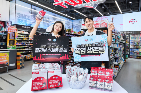 야구장 직관 필수 아이템으로 선보인 깨끗한나라 X LG트윈스 콜라보 쿨링타올과 포켓물티슈(사진 제공=깨끗한나라)
