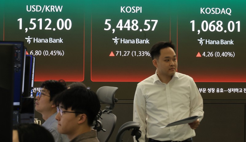 6일 서울 중구 하나은행 본점 딜링룸에 증시와 환율이 표시되고 있다./연합뉴스