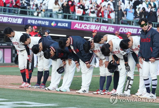 경기에 패배한 롯데 선수들이 관중들에게 인사하고 있다. / 사진=연합뉴스