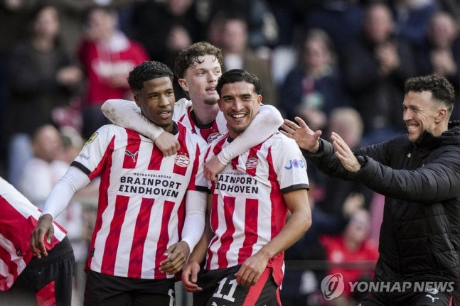 승리를 기뻐하는 PSV 에인트호번 선수들 / 사진=연합뉴스