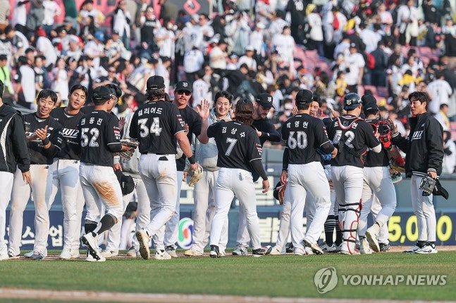 경기에 승리한 KT 위즈 선수들 / 사진=연합뉴스