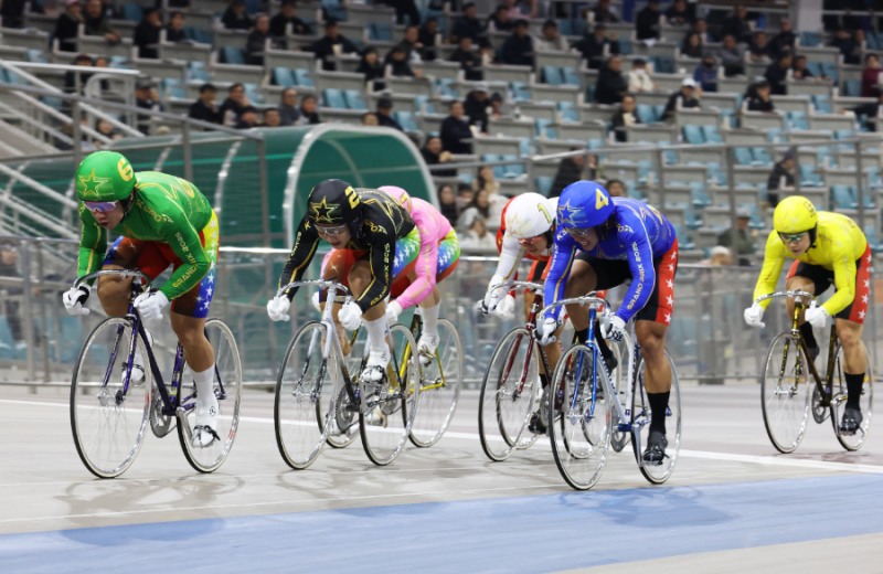 광명스피돔에서 특선급 선수들이 경합을 벌이고 있다.
