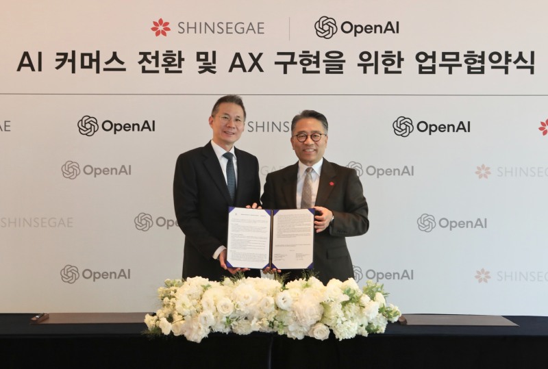 6일 웨스틴 조선 서울에서 진행된 신세계그룹과 오픈AI의 ‘AI 커머스 사업협력’ 업무협약식에서 임영록 신세계그룹 경영전략실장(오른쪽)과 김경훈 오픈AI 코리아 총괄대표가 기념 촬영을 하고 있다. /신세계