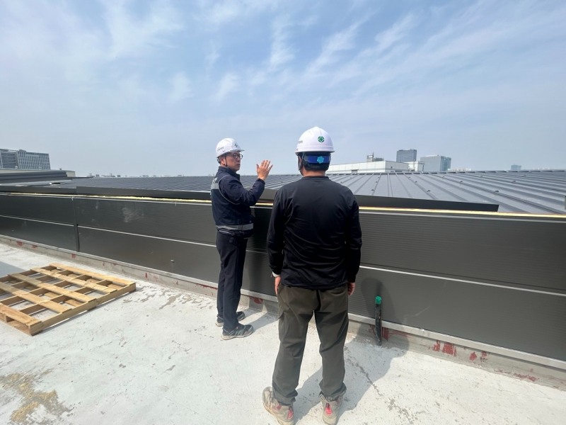 김인우 한국산업안전보건공단 경기광역본부장(왼쪽)이 3일 최근 한 달 이내 연속해 2건 이상 발생한 지붕공사 떨어짐 재해를 예방하기 위해 관내 지붕공사 현장에 대한 긴급 점검을 실시하고 있다./한국산업안전보건공단 경기광역본부