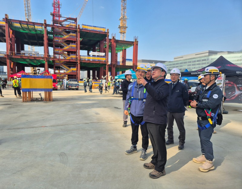 김현중 한국산업안전보건공단 이사장(사진 맨 앞)이 6일 경기 평택 삼성전자 건설현장을 현장점검을 실시하는 모습/한국산업안전보건공단