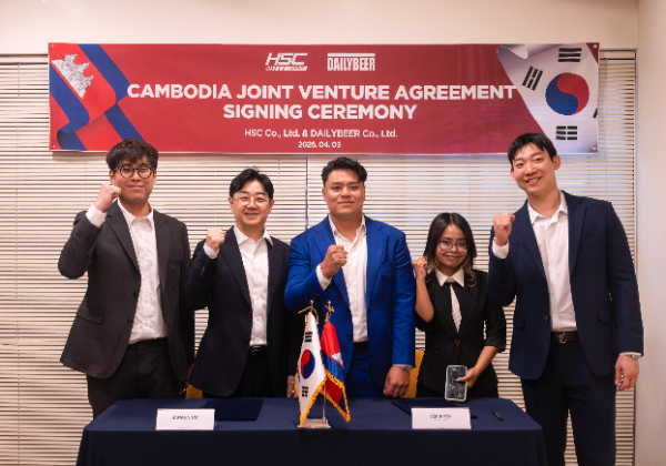 데일리비어(생활맥주) 임상진 대표이사(좌측에서 두번째)가 캄보디아 HSC 그룹과 기념사진을 촬영하고 있다.