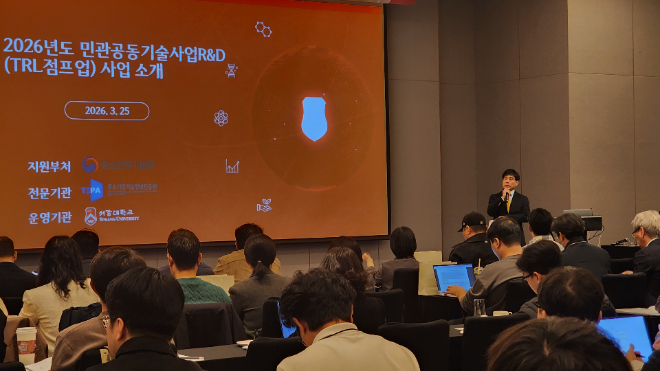 설명회를 진행하는 서강대학교 김홍석 산학부단장. (사진제공=서강대)