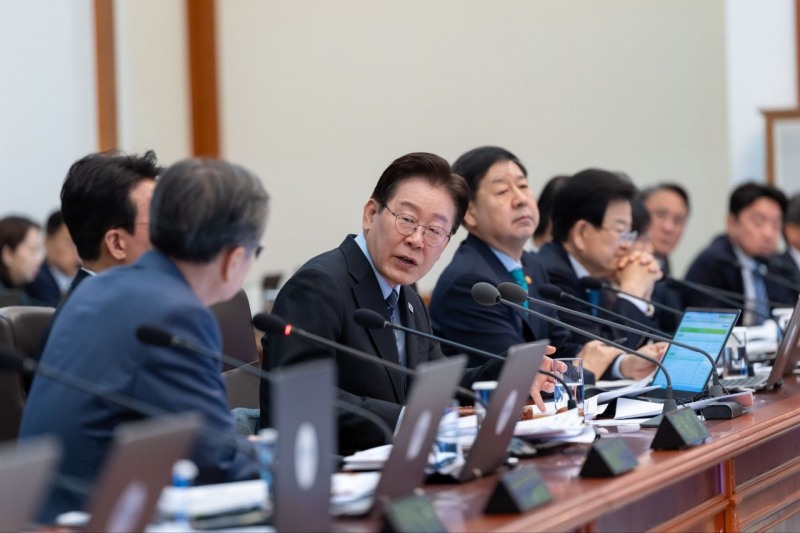 조현 장관에게 질문하는 이재명 대통령(출처: 청와대)