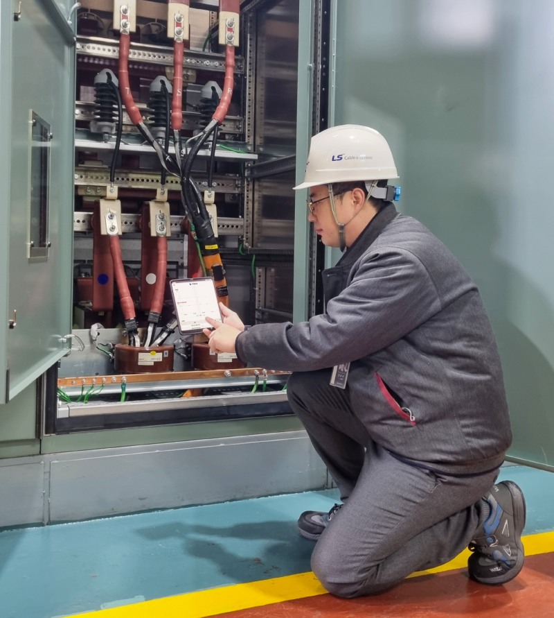 LS전선 작업자가 모바일 기기에 설치된 아이체크 시스템 애플리케이션을 통해 배전 케이블의 상태를 실시간으로 모니터링 하고 있다
