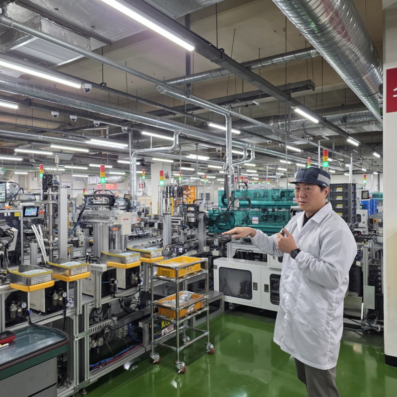 LS일렉트릭 청주 스마트공장에서 김형규 스마트팩토리팀 매니저가 생산 라인에 대해 설명하고 있다