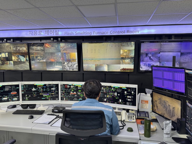 LS MnM 제련1공장의 제어실에서 ODS를 이용해 원격으로 자용로(용광로)를 제어하고 있는 모습