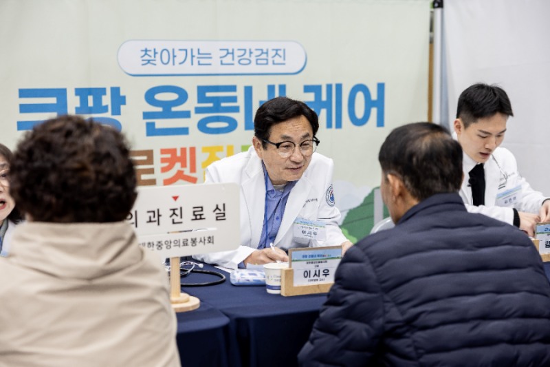 전북 장수군 주민들이 찾아가는 건강검진 쿠팡 온동네 케어 의료서비스를 받는 모습