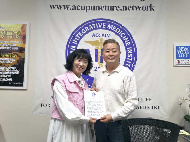 국제이침협회 김영숙 대표(왼쪽)가 AIMI 임상연구위원회(Clinical Research Committee) 위원으로 위촉된 후 기념촬영을 하고 있다. 사진=국제이침협회 제공