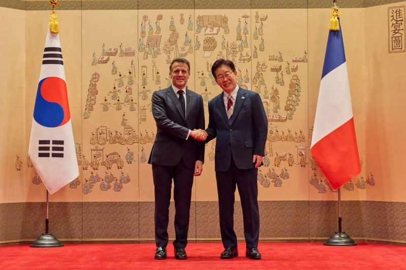 마크롱 프랑스 대통령이 지난 3일 국빈 방한해 청와대에서 이재명 대통령과 기념촬영을 했다(출처: 청와대)