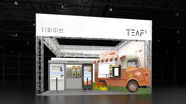 사진=에이덴에서 제티노 JL580 무인카페 머신과 셀프 스무디 머신을 세트로 구성한 부스를 선보이고 있다.