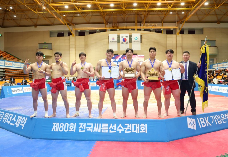 제80회 전국씨름선수권대회 남자대학부 단체전에서 정상에 오른 인하대. / 사진=연합뉴스