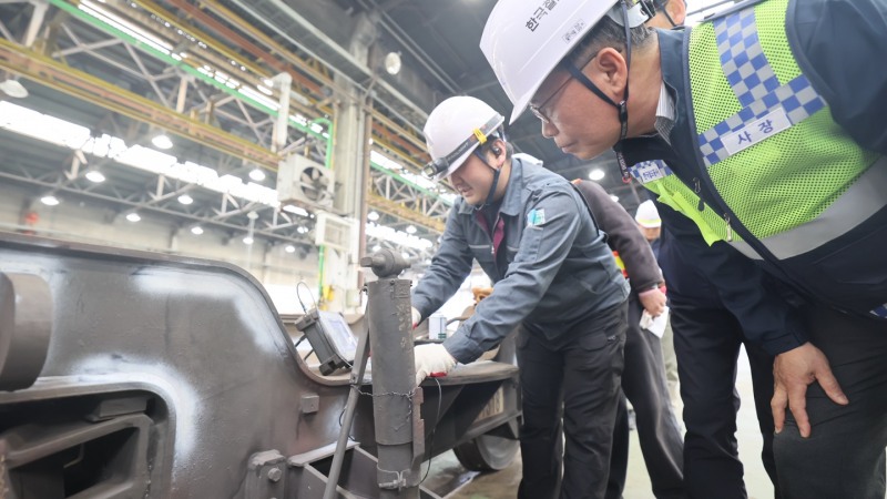 김태승 코레일 사장(사진 오른쪽)이 지난 6일 대전철도차량정비단에서 무궁화호 열차 정밀안전진단 작업 현장을 점검했다. (초음파 탐상장비로 열차바퀴(차륜) 결함을 탐지하는 모습)/코레일