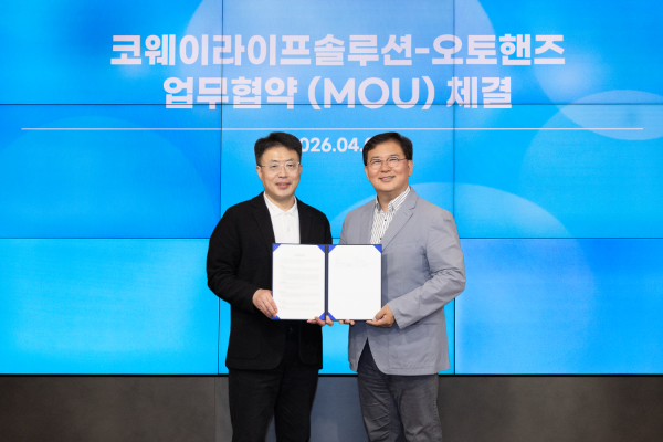 김명곤 코웨이라이프솔루션 대표이사(왼쪽)와 김성준 오토핸즈 대표이사