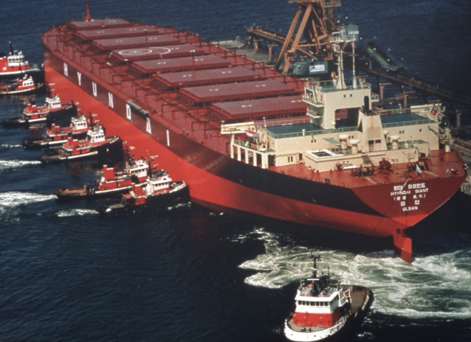 현대상선이 포항제철에 브라질산 철광석 운송을 위해 현대중공업에 발주, 1984년 인도받은 당시 세계 최대 크기의 25만9000DWT급 광탄선 ‘현대 자이언트(Hyundai Giant)’호가 여려 척의 예인선의 인도를 받으며 입항하고 있다. 사진= HMM 50년사