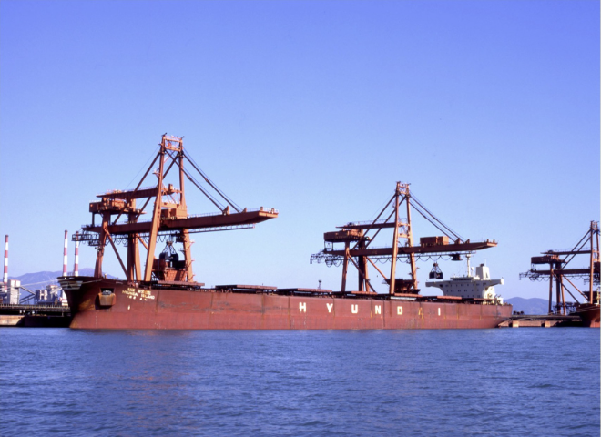 현대상선이 1984년 포항제철에 미국산 원료탄 운송을 위해 현대중공업에 발주해 인도받은 대한민국 최초의 석탄 전용선인 12만7000DWT급 ‘현대 아일랜드(Hyundai Island)’호가 항구에 정박해있다. 사진= HMM 50년사