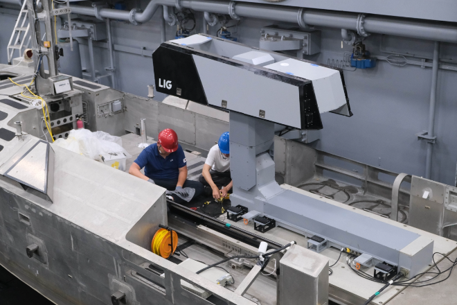 2024년 7월 미국 하아외에서 열린 림팩 훈련에 참가한 LIG D&A 관계자들이 무인수상정에 탑재된 비궁 발사대를 점검하는 고 있다. 사진= LIG D&A