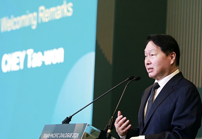 최태원 SK그룹 회장이 미국 워싱턴DC 샐러맨더 호텔에서 열린 최종현학술재단 주최 '트랜스 퍼시픽 다이얼로그'(TPD) 2026' 행사에서 환영사를 하고 있다. 사진=SK