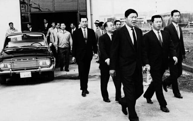 1969년 폴리에스터 원사 공장 준공식에서 최종건 창업회장(오른쪽 3번째)과 최종현 선대회장(오른쪽 2번째) (사진=SK)