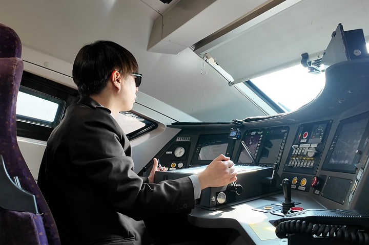 에스알이 고속열차 기장의 ‘경제적 표준운전법’ 운영 등 에너지 절감에 나서며 자원안보위기 ‘경계’ 단계 격상에 따른 정부의 에너지 절약 대책에 적극 동참하고 있다. 에스알 유튜브 채널 SRT 경제적 운전법 영상 화면./에스알