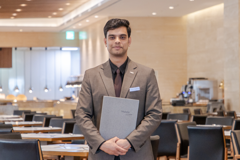 호반호텔앤리조트가 본격적인 글로벌 인재 육성에 나서고 있다. 최근 정기 인사에서 특별 승진자로 발탁된 방글라데시 국적의 호세인 카비르 선임이 제천 포레스트 리솜·레스트리 내 프리미엄 레스토랑 ‘몬도키친(Mondo Kitchen)’에서 고객 맞이를 준비하고 있다./호반호텔앤리조트