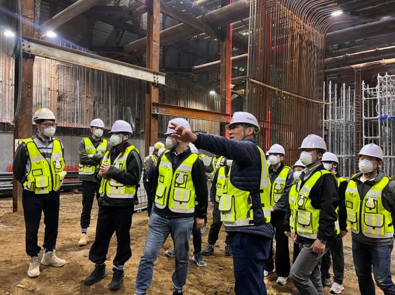 국가철도공단 수도권본부 사무직원들이 8일 인덕원~동탄 복선전철 사업 9공구 노반 현장을 방문해 B.T.S 프로그램을 체험하고 있다./국가철도공단 수도권본부